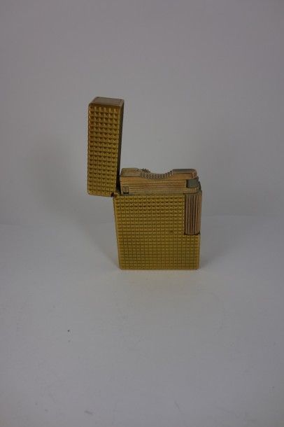 S.T. DUPONT


Briquet en métal doré.