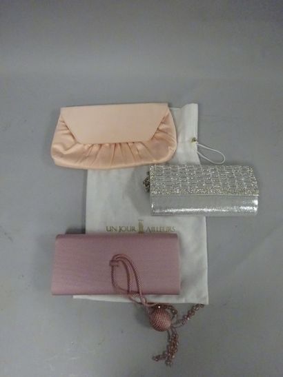 Lot de trois pochettes du soir en tissu mauve,...