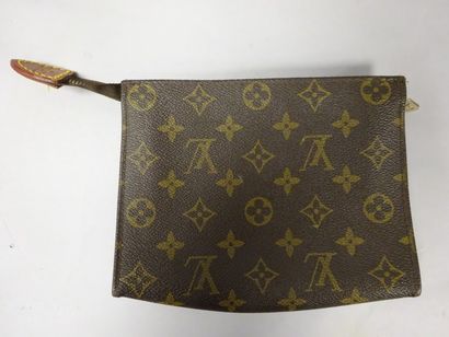 LOUIS VUITTON


Pochette en toile Monogram,...