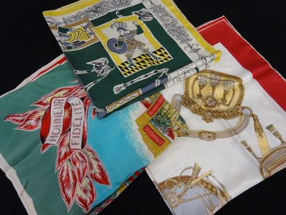 Lot de trois foulards en soie. 

Petites...