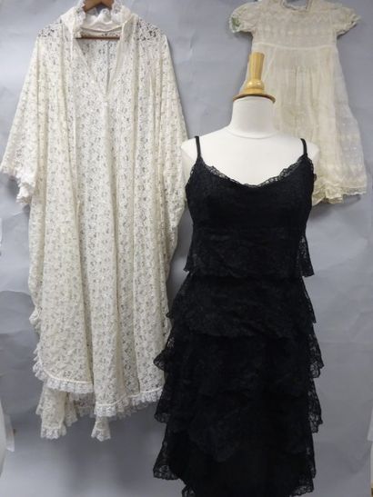 Lot comprenant :

Robe en dentelle blanche,

Robe...