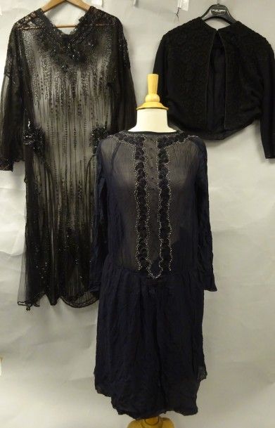 Lot comprenant: 

Robe en tulle noir perlé...