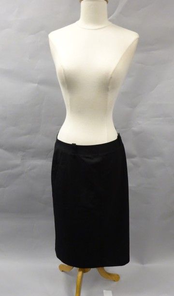 HERMES Paris


Jupe droite noire. Taille...