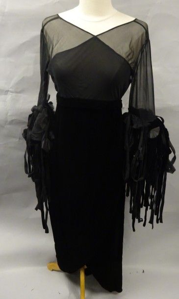 Pierre BALMAIN,


Robe en velours et crêpe...
