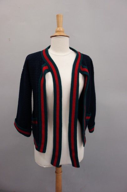 GUCCI


Gilet en laine bleu à bordure vert...