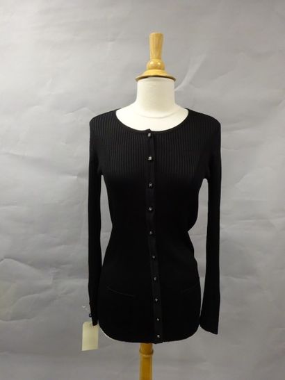 CHANEL boutique


Gilet noir à boutons siglés...