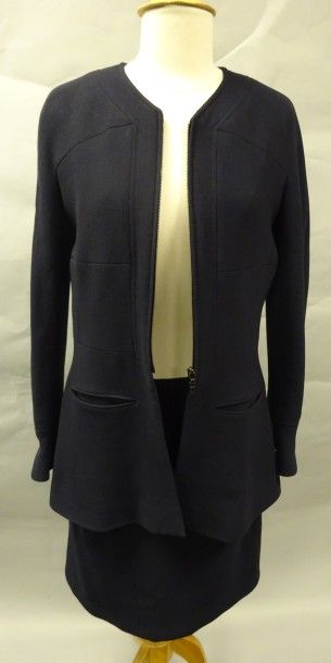 CHANEL
Tailleur veste et jupe bleu marine....