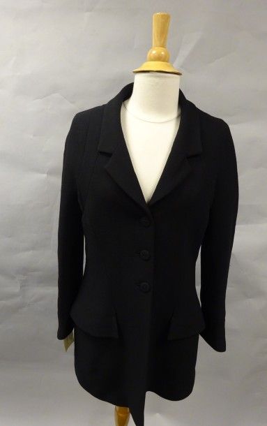 CHANEL


Veste noire col tailleur, poches...