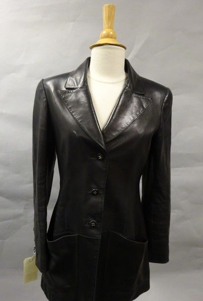 CHANEL


Veste en cuir noir col cranté deux...