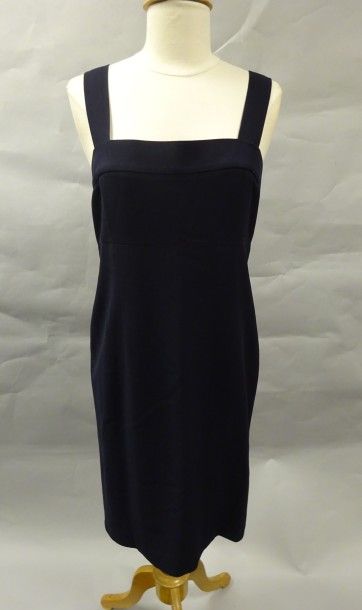 CHANEL


Robe à bretelles en lainage bleu...