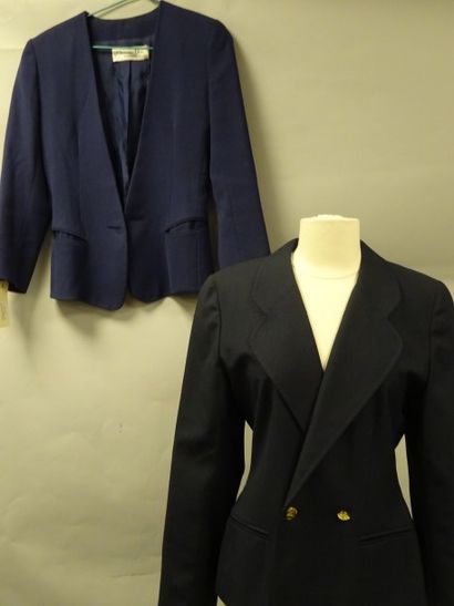 BURBERRYS' ou Christian DIOR
Lot de deux...