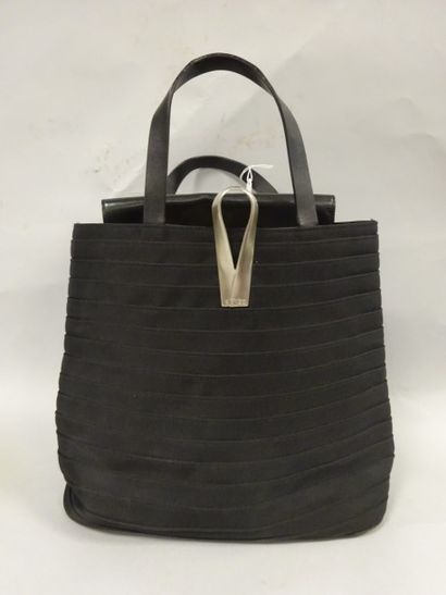 KENZO


Sac à main en toile et cuir noir....