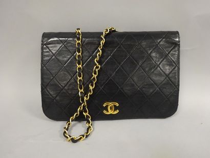 CHANEL


Pochette à rabat en cuir matelassé...