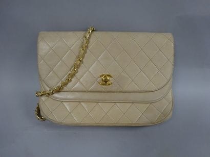 CHANEL


Sac à double rabat en cuir matelassé...