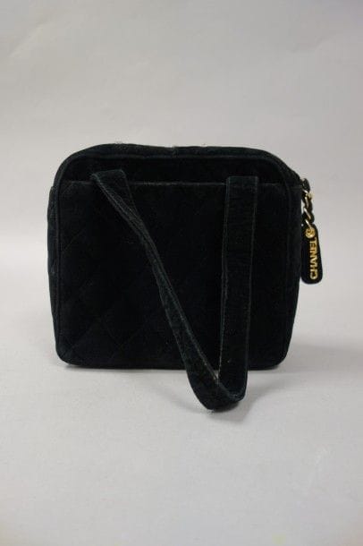 CHANEL


Petit sac en velours matelassé,...