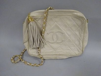 CHANEL


Sac en cuir matelassé ivoire siglé,...