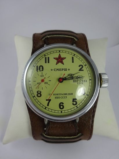Travail soviétique vers 1950. 
Montre bracelet...