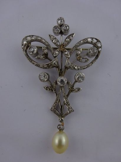 Broche en or gris (750) et platine (950)...