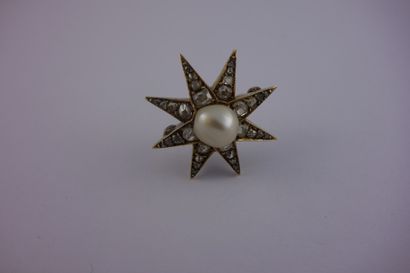 Broche Etoile en or jaune (750) centrée d'une...