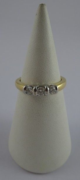 Bague en ors jaune et gris (750) centrée...