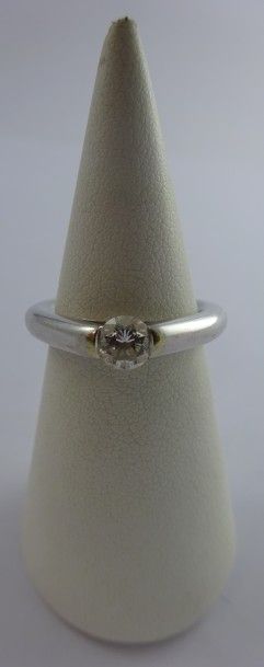 Bague solitaire en or gris (750) ornée d'un...