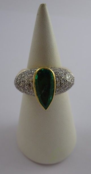 Bague en or jaune (750) ornée d'une émeraude...