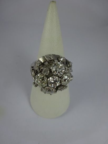Bague en or gris (750) et platine (950) sertie...
