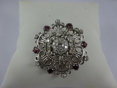 Broche rosace en or gris (750) et platine...