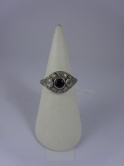 Bague en or gris (750) centrée d'une pierre...