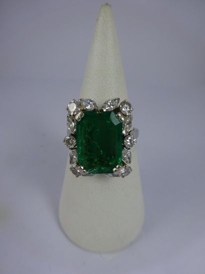 Bague en or gris (750) et platine (950) ornée...