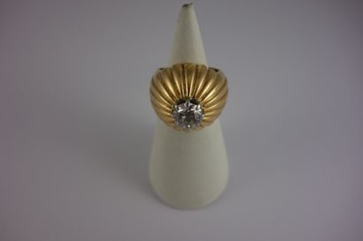 Bague dôme en or jaune (750) et platine (950)...