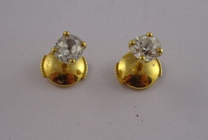 Paire de puces d’oreilles en or jaune (750)...