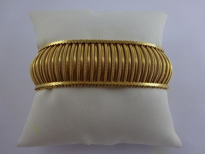 Bracelet ruban ajouré et bombé en or jaune...