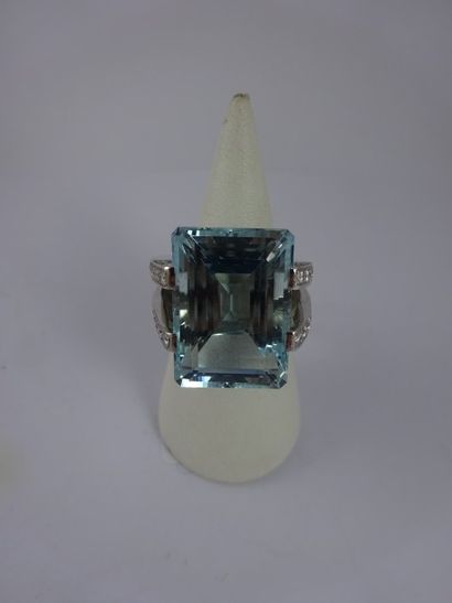 Importante bague en or gris (750) présentant...