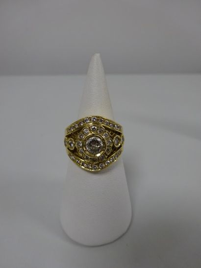 Bague en or jaune (750) centrée d'un diamant...
