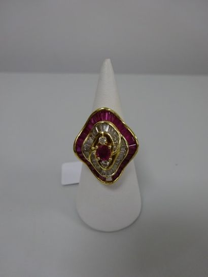 Bague en or jaune (750) à motif losangiforme...