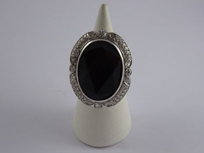 Importante bague en or gris (750) ornée d'une...