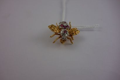 Broche abeille en or jaune (750) ornée de...