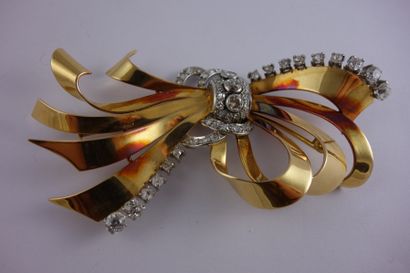 Broche en or jaune (750) et platine (950)...