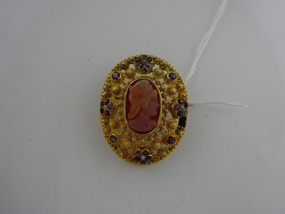Broche ovale en or jaune (750) ajourée à...