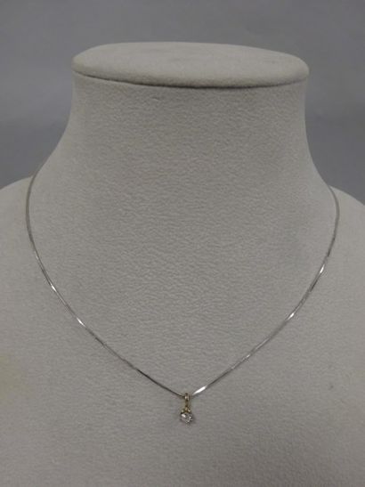 Chaîne en or gris (750) et pendentif en or...