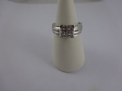 Bague en or gris 750 ornée de quatre petits...