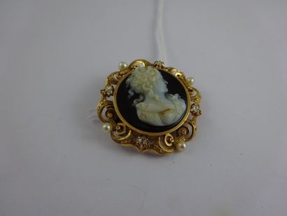Broche ronde à monture en or jaune (585)...