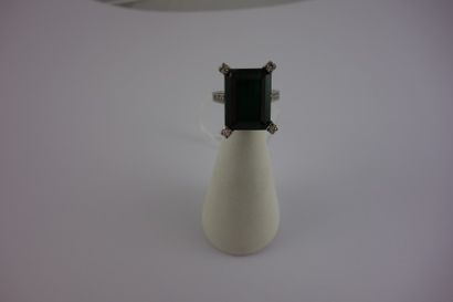 Bague en or gris (750) ornée d'une tourmaline...
