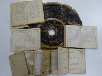 Rare ensemble de six carnets de vol du pilote...