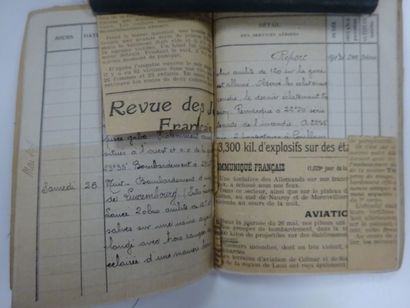 Rare ensemble de six carnets de vol du pilote...