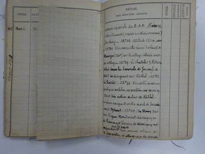 Rare ensemble de six carnets de vol du pilote...