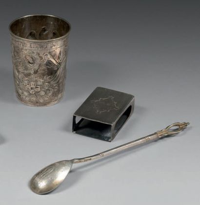 RUSSIE
Lot de trois objets en argent (875)...