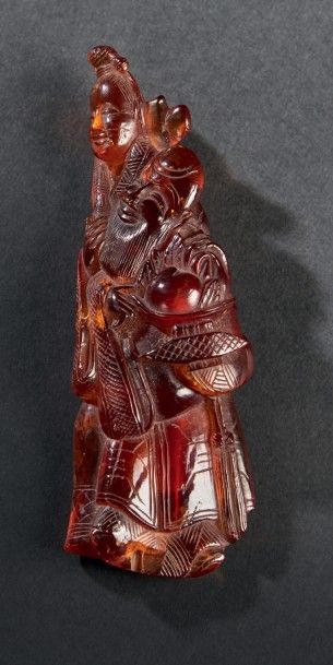 CHINE
Statuette en ambre sculpté de Shou...