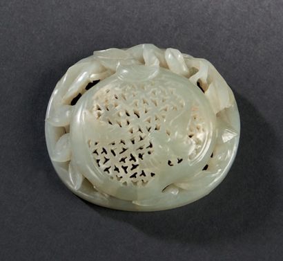 CHINE
Ornement en néphrite sculptée et ajourée...